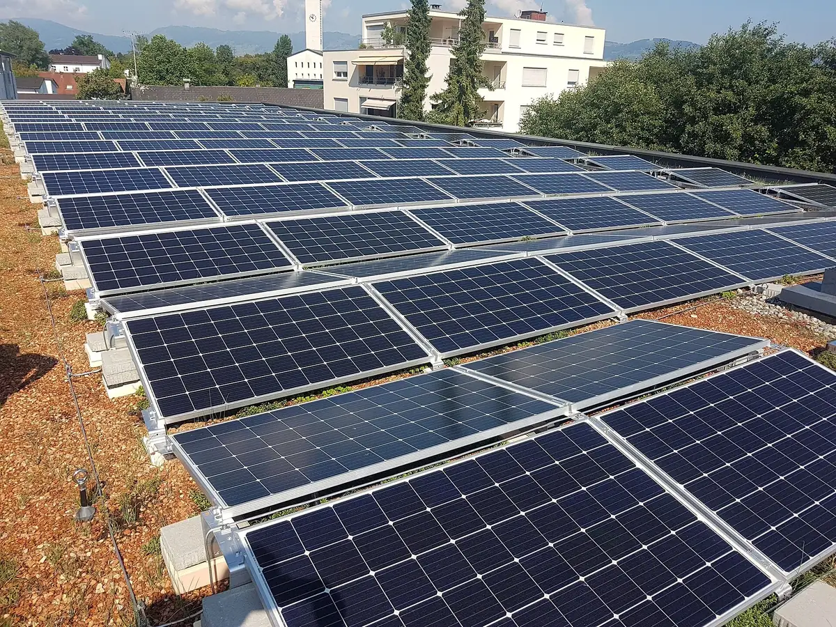 Paneles solares instalados en una azotea