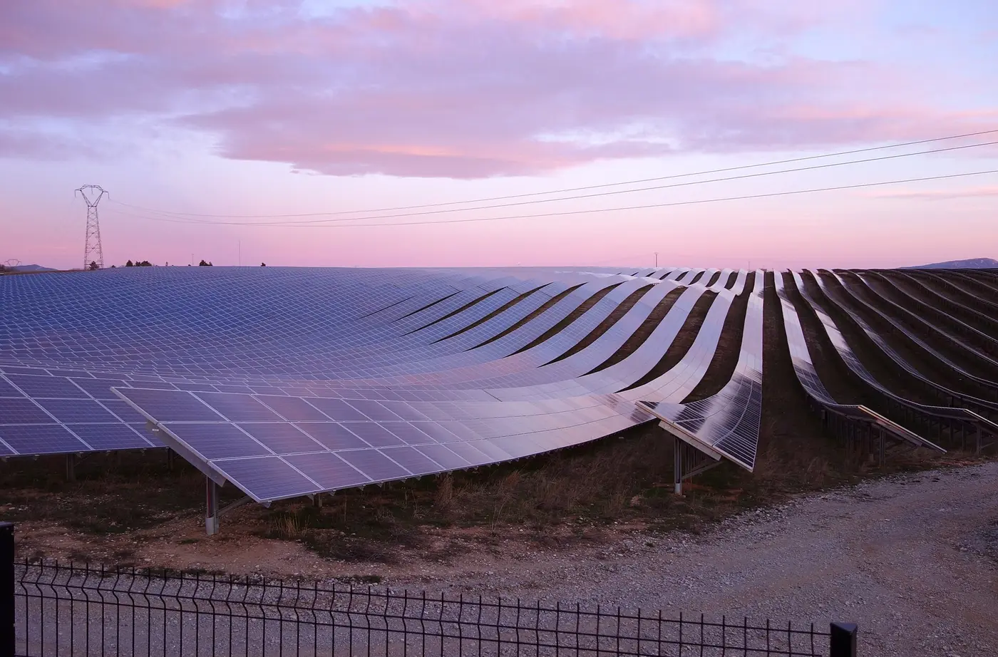 Parque solar al atardecer